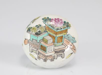 boîte couverte en porcelaine décor d'artistise
Poids:...