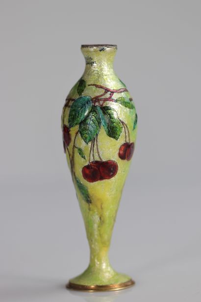 Vase aux cerises, émaillé sur cuivre par...