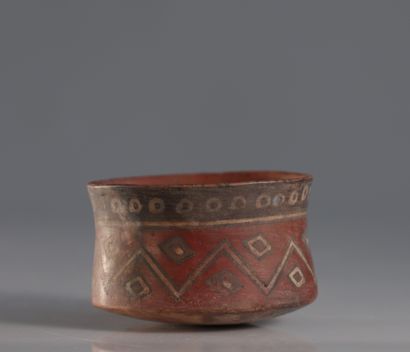 Bol forme et motifs géométriques anthropomorphe...