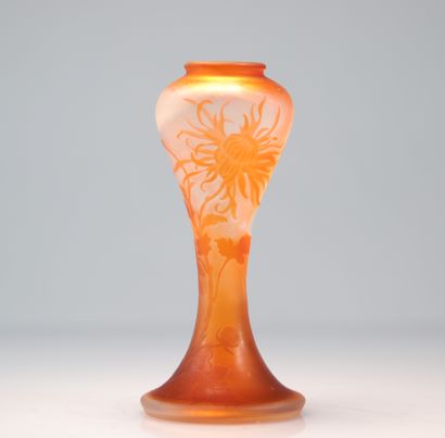 Emile Gallé vase orangé a décor de fleurs
Poids:...