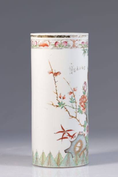 Chine vase rouleau en porcelaine décor fleuris...