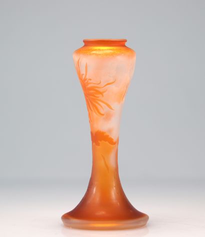 Emile Gallé vase orangé a décor de fleurs
Poids:...