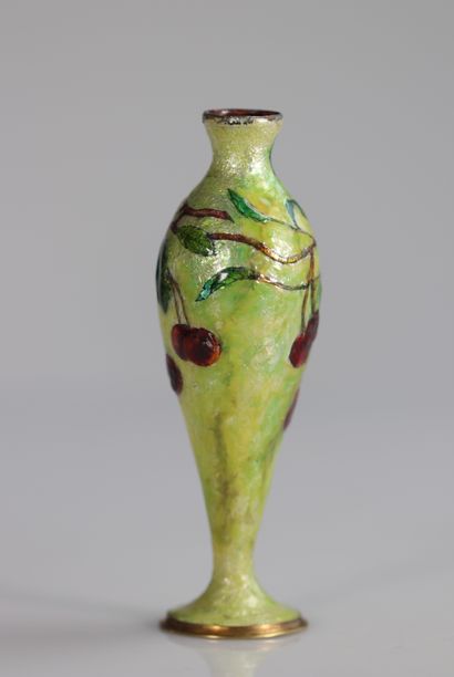 Vase aux cerises, émaillé sur cuivre par...