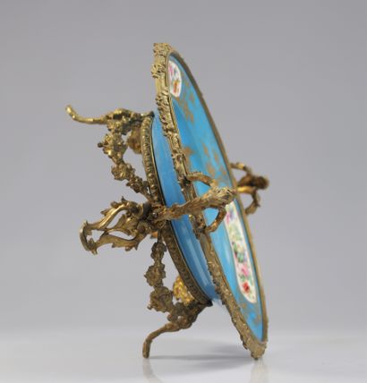 Sèvres grand milieu de table monté en bronze
Poids:...