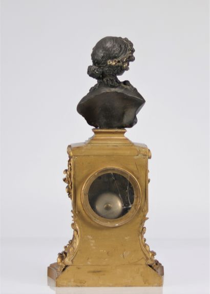 Pendule en bronze et marqueterie de marbre...