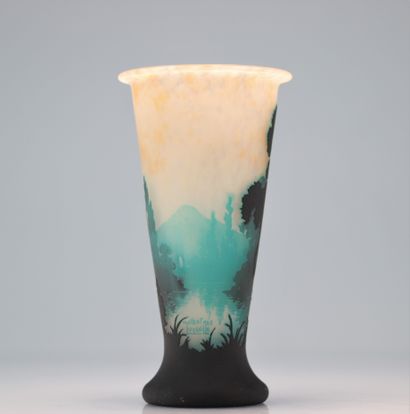 Muller Frères vase à décor de paysage
Poids:...