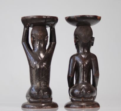 Paire de tabourets Kuba RDC patine foncée
Poids:...
