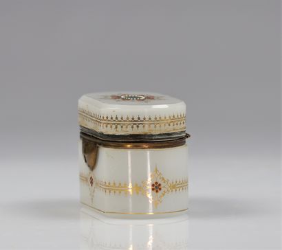 Coffret en opaline
Poids: 245 g
Région: France
Dimensions:...