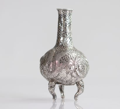 Vase en argent à décor de dragons poinçonné
Poids:...