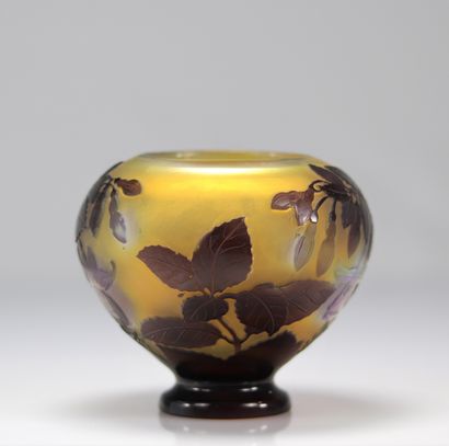 Emile Gallé vase boule à décor de fleurs
Poids:...