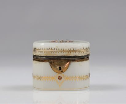 Coffret en opaline
Poids: 245 g
Région: France
Dimensions:...