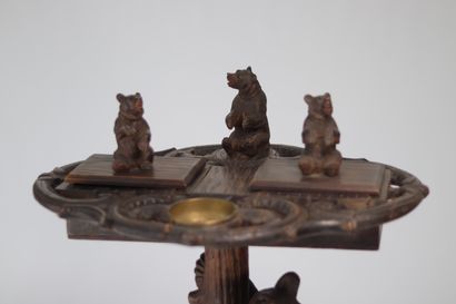Table de fumeurs en bois sculpté décorée...