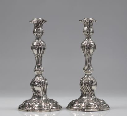 Paire de bougeoirs en argent de style Louis...