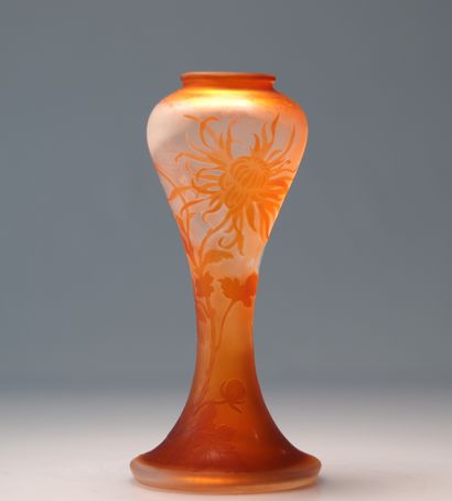Emile Gallé vase orangé a décor de fleurs
Poids:...