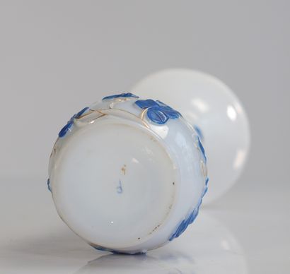 Vase Baccarat liserons bleus en opaline pressée...
