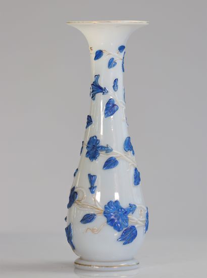 Vase Baccarat liserons bleus en opaline pressée...