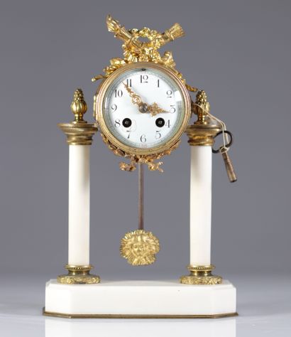 Pendule à portique de style Louis XVI
Pendule...