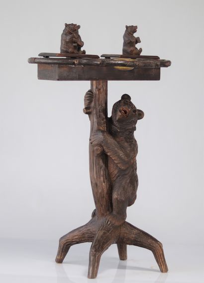 Table de fumeurs en bois sculpté décorée...
