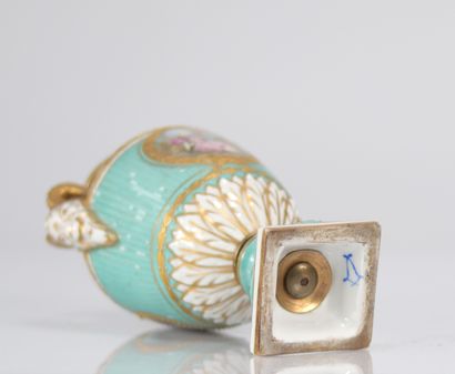 Sèvres vase en porcelaine scènes romantiques
Poids:...