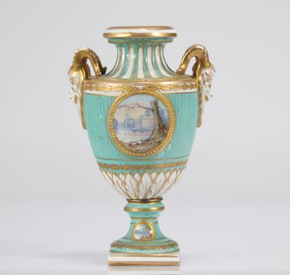 Sèvres vase en porcelaine scènes romantiques
Poids:...
