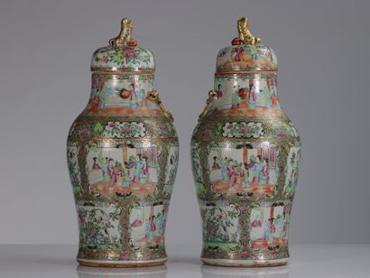 Paire de potiches couvertes en porcelaine...