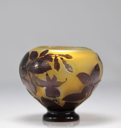 Emile Gallé vase boule à décor de fleurs
Poids:...