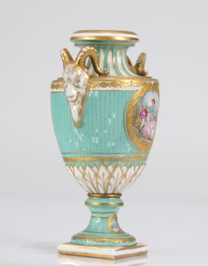 Sèvres vase en porcelaine scènes romantiques
Poids:...