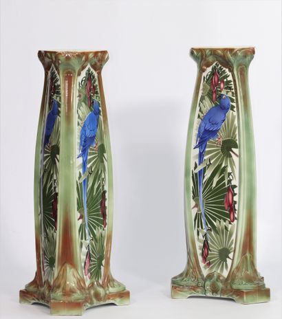 Paire de colonnes art-deco à décor de aras...