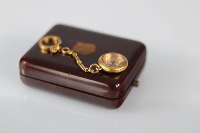 Boussole en or jaune (18k) et chaine (18.2gr)
Poids:...
