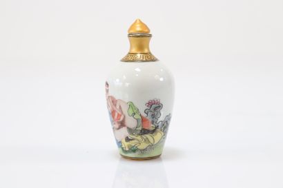 Chinese porcelain snuffbox with erotic decor
Weight:...
