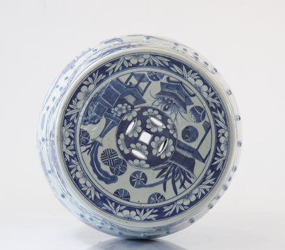 Chinese porcelain garden stool in blue. Qing...