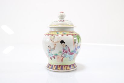 Covered potiche in porcelain from the Republic...