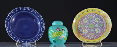 Set of 2 plates and 1 Chinese porcelain pot
Weight:...
