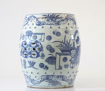 Chinese porcelain garden stool in blue. Qing...
