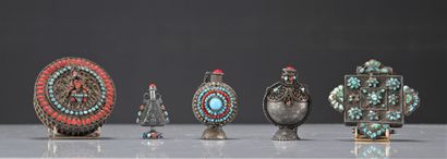 Lot of 5 turquoise and coral Tibetan objects
Weight:...