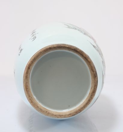 Chinese porcelain vase decorated with women
Weight:...