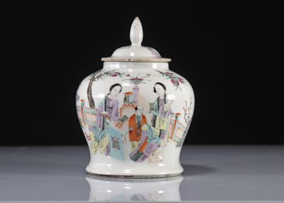 Chinese porcelain covered vase
Weight: 1.00...