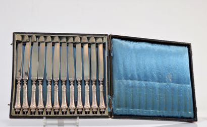 12 silver knives (800) XIXth. original box
Weight:...