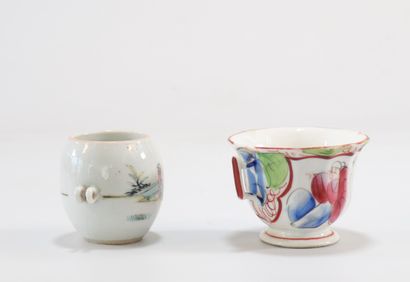 Lot of 2 Chinese porcelains
Weight: 1.00...