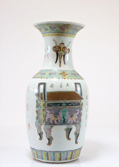 Porcelain vase decorated with furniture
Weight:...