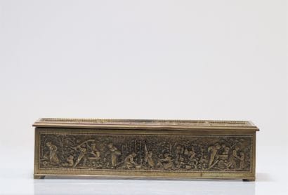 boîte en bronze à décor de personnages
Poids:...