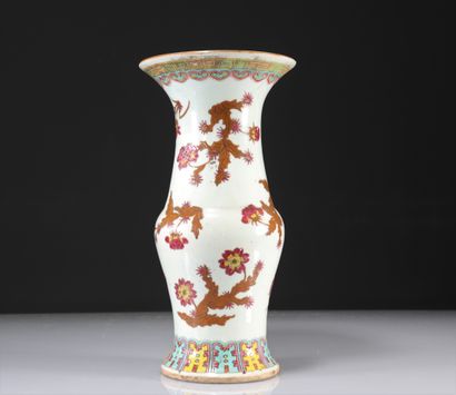 Chinese vase with floral decoration
Weight:...