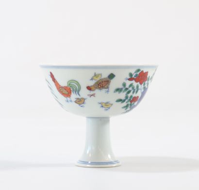 Bowl on foot in Chinese porcelain decorated...