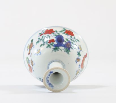Bowl on foot in Chinese porcelain decorated...