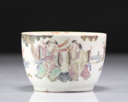 Porcelain bowl decorated with figures
Weight:...
