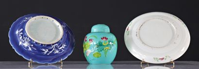 Set of 2 plates and 1 Chinese porcelain pot
Weight:...