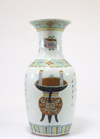 Porcelain vase decorated with furniture
Weight:...
