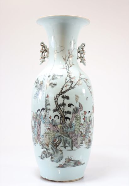 Chinese porcelain vase decorated with women
Weight:...