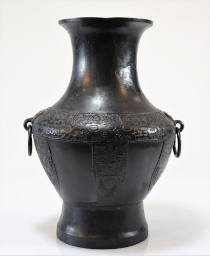 Large Chinese bronze vase with archaic decoration
Weight:...