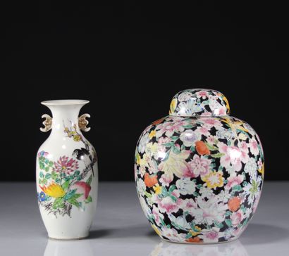 Lot of 2 Chinese vases early 20th century
Weight:...